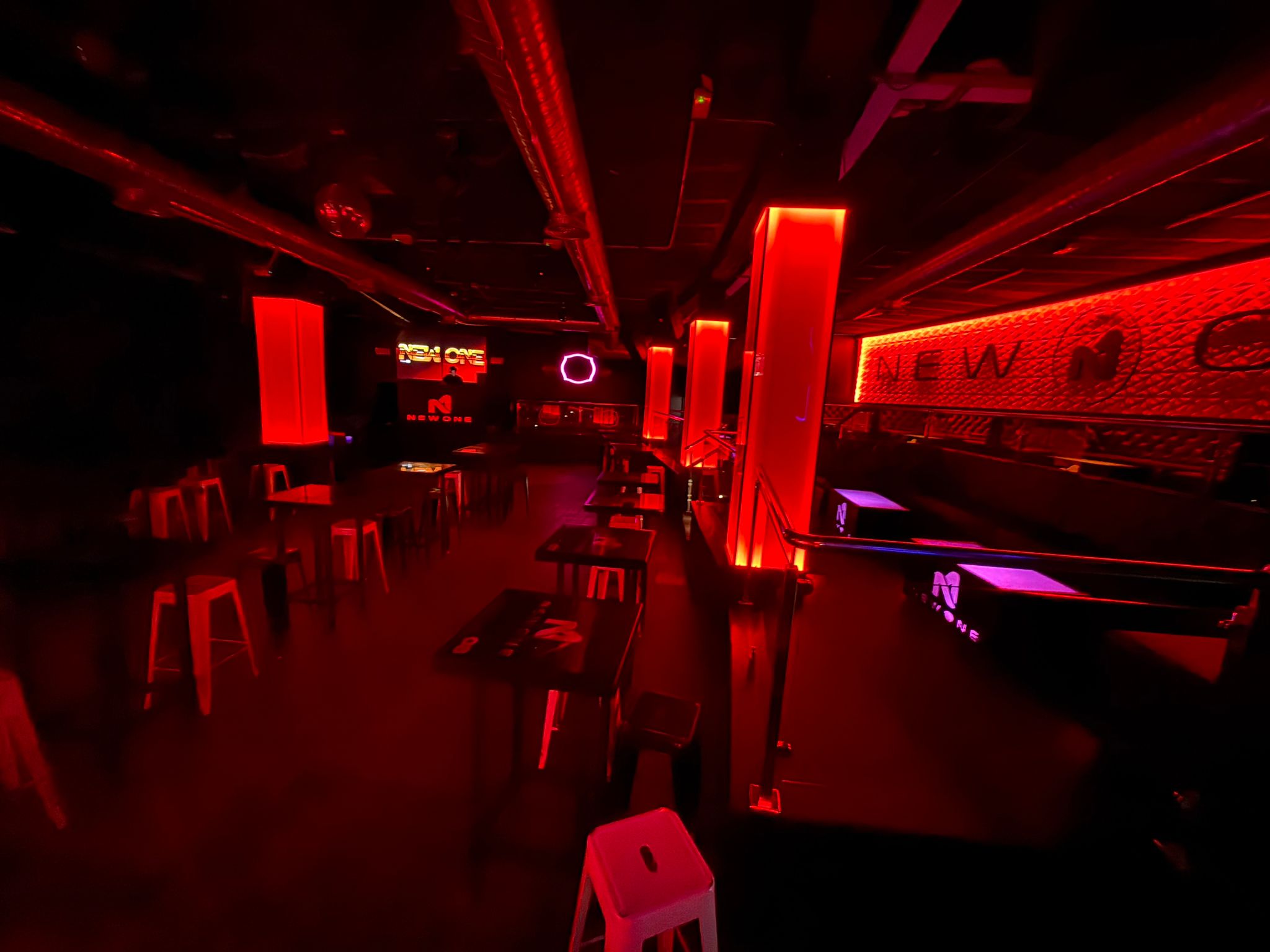 The New One - Vista general de la sala